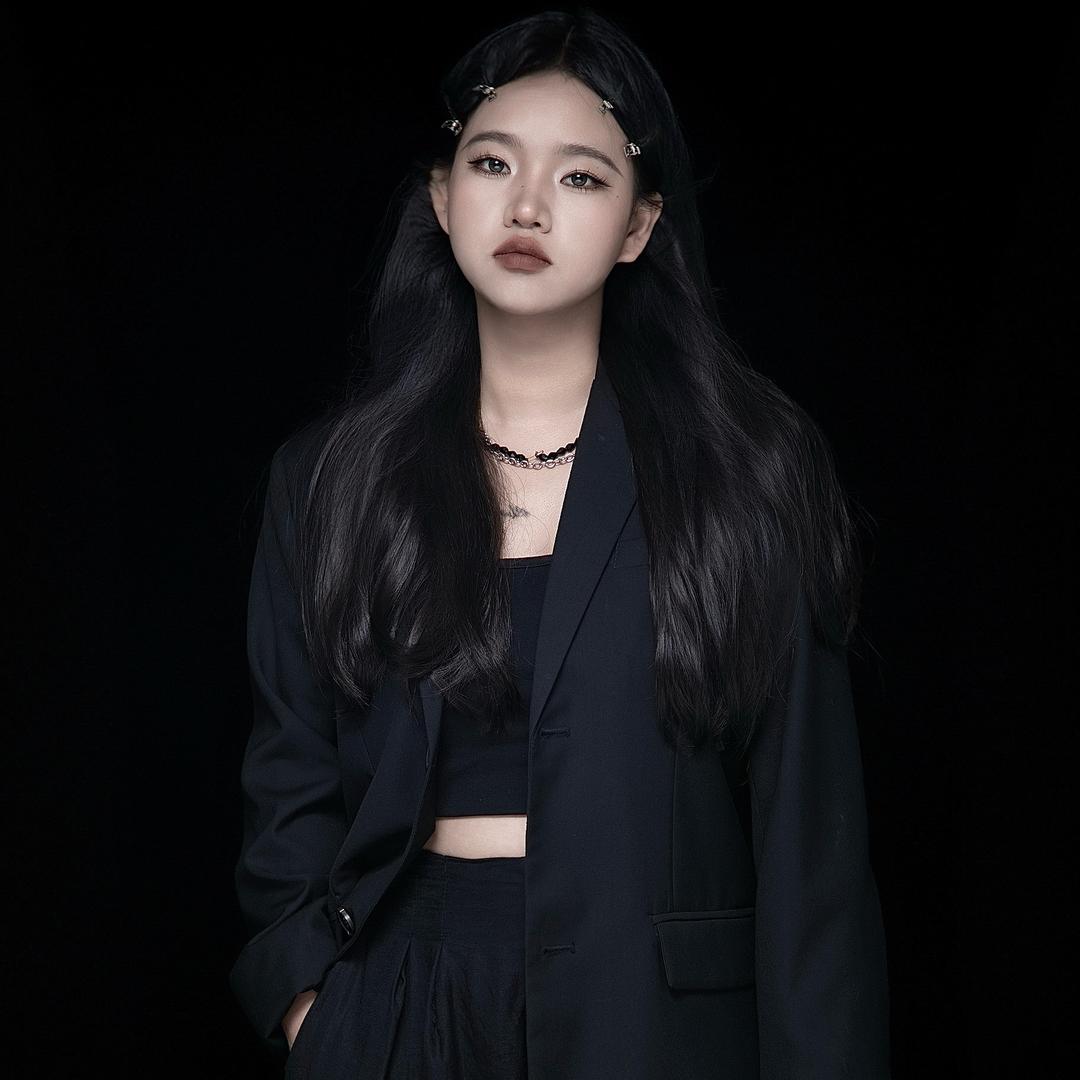 不务正业的化妆师小何