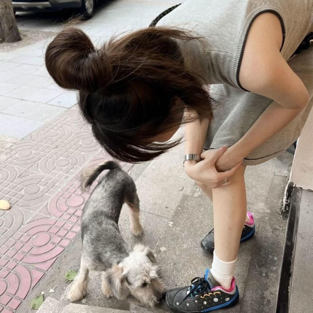 小李说什么都是对的.