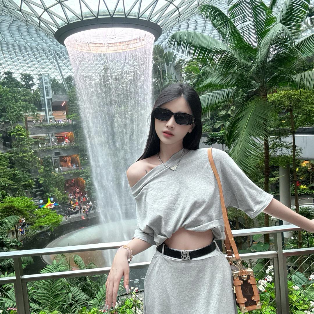 嘉欣在海外中转仓