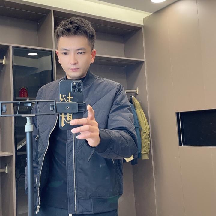 YH时尚男装衣柜