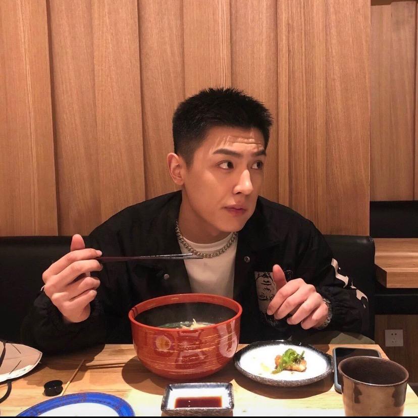 颜令宇.