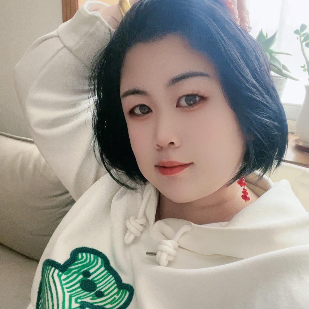 丫头不哭也不闹橱窗有好物