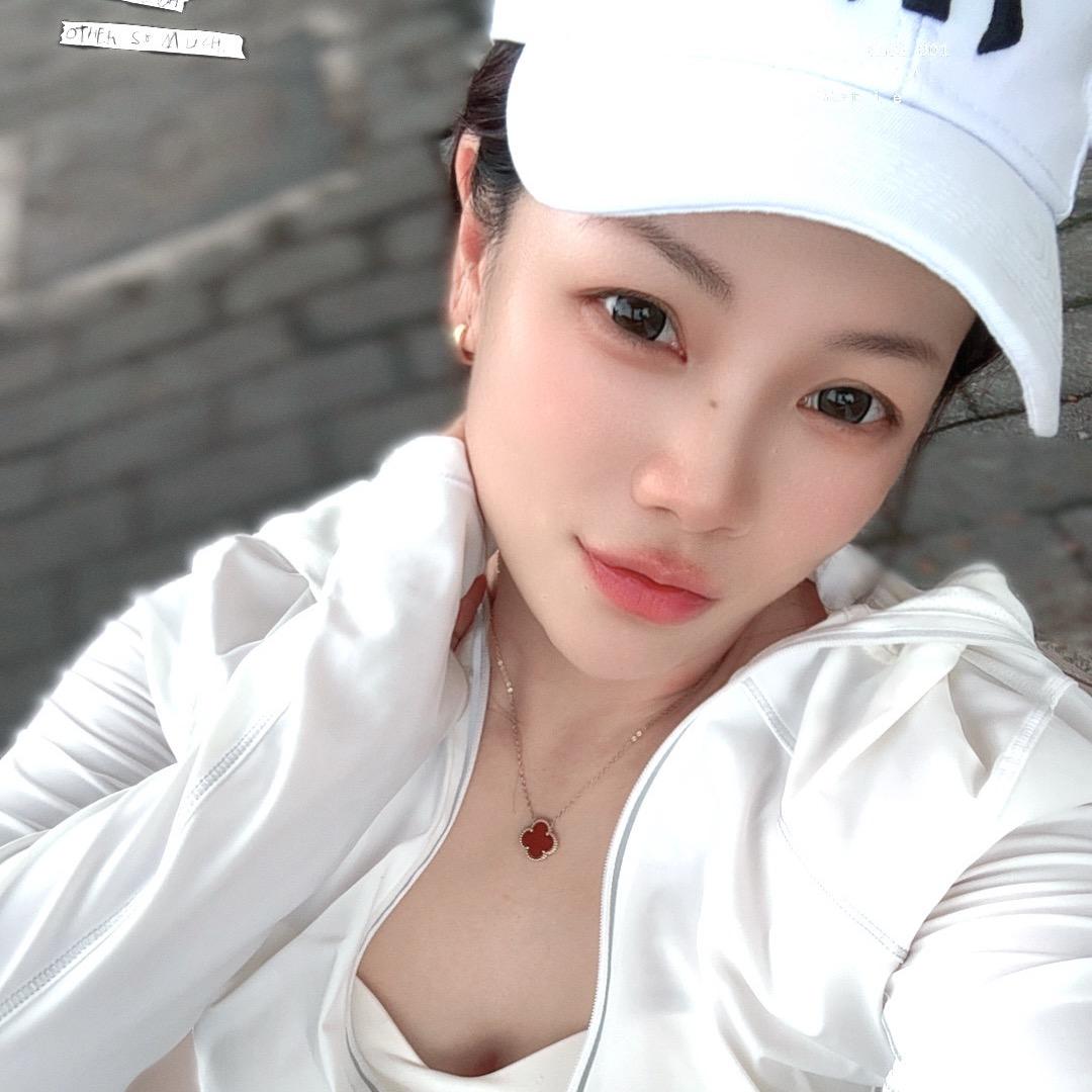 妞妞(摆摊中）