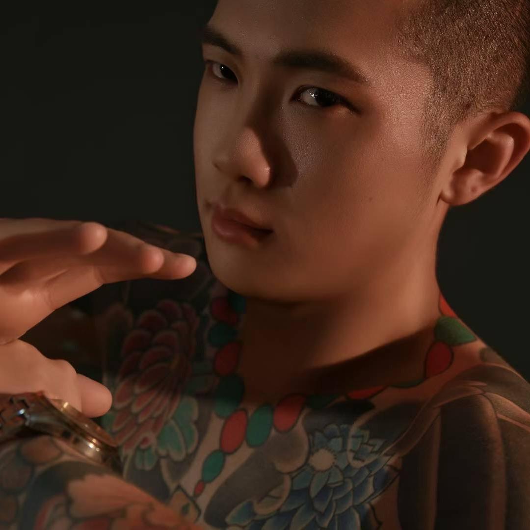 傲视群雄