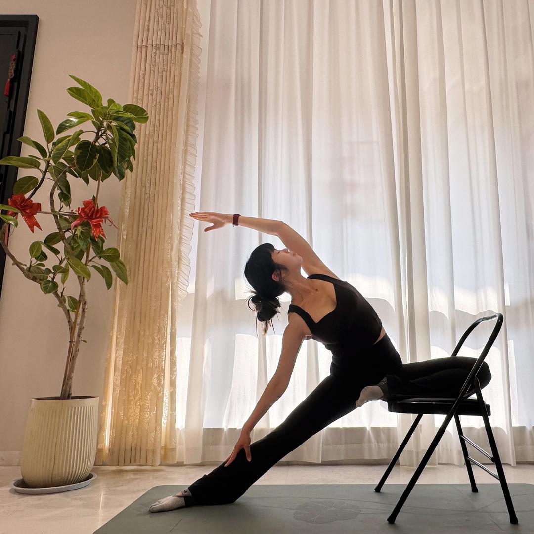 抱着兔子追月亮