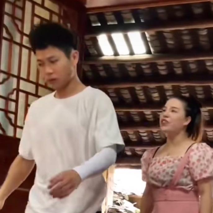 亮坤的钟无艳