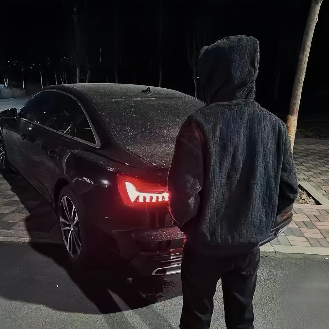 落白𝑨𝒖𝒅𝒊