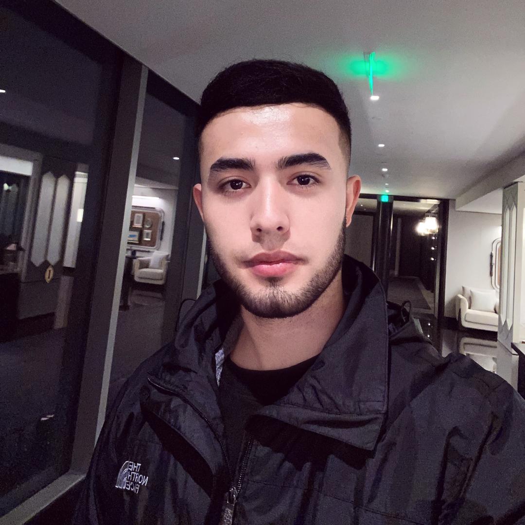 伊宁市火车站二手车展厅