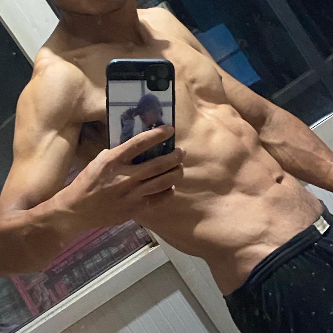 年轻人跪在坚持✊