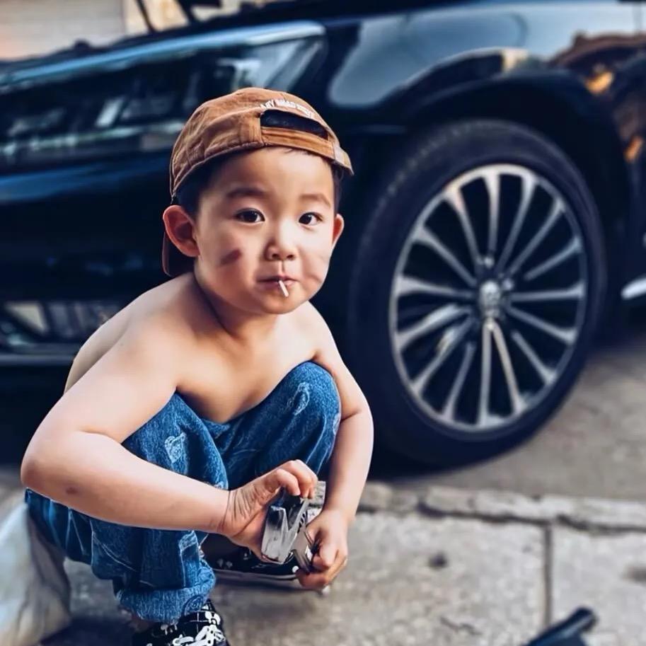 @-多次登上福布斯负豪榜