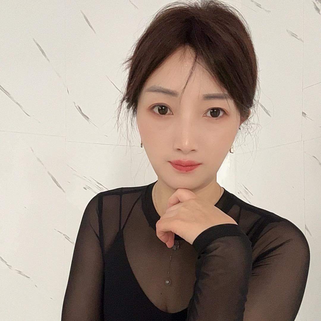 小何