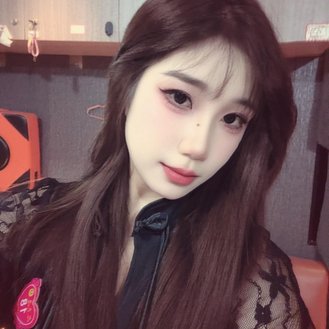 街头落难美女