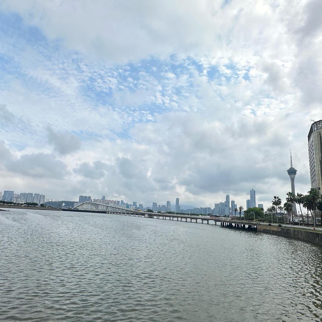 @初伊