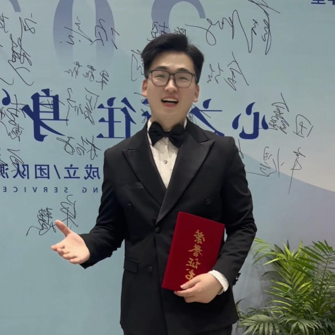 主持人 以默