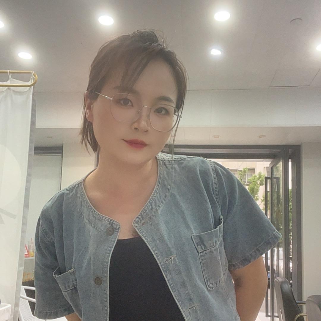 依婷不会剪发