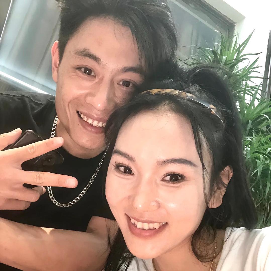 申开心的漂亮美少女妈妈