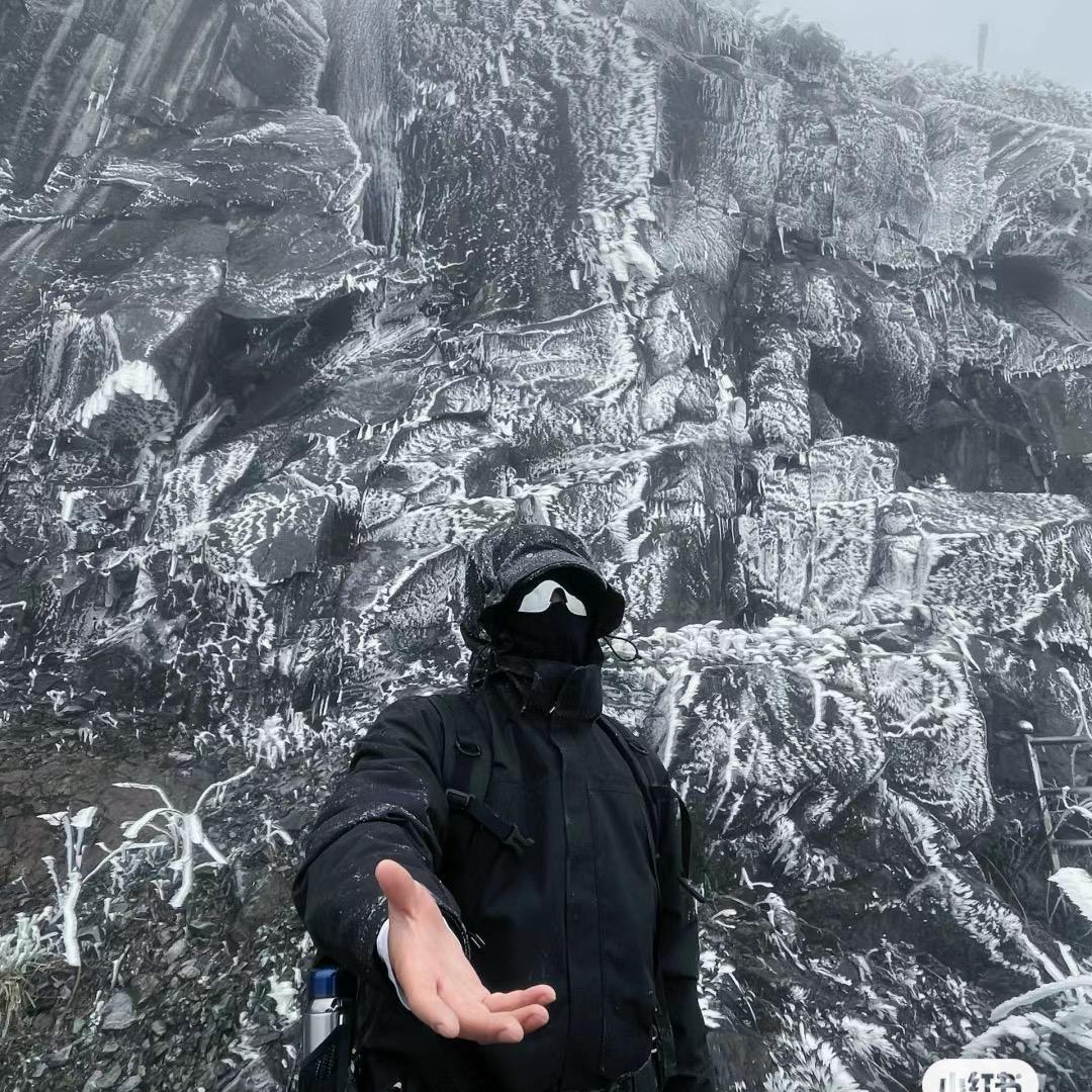 ￴