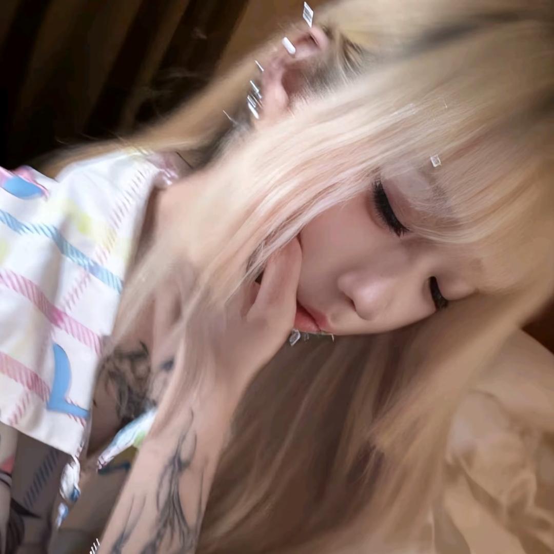 姐妹挨打我卖萌^_^