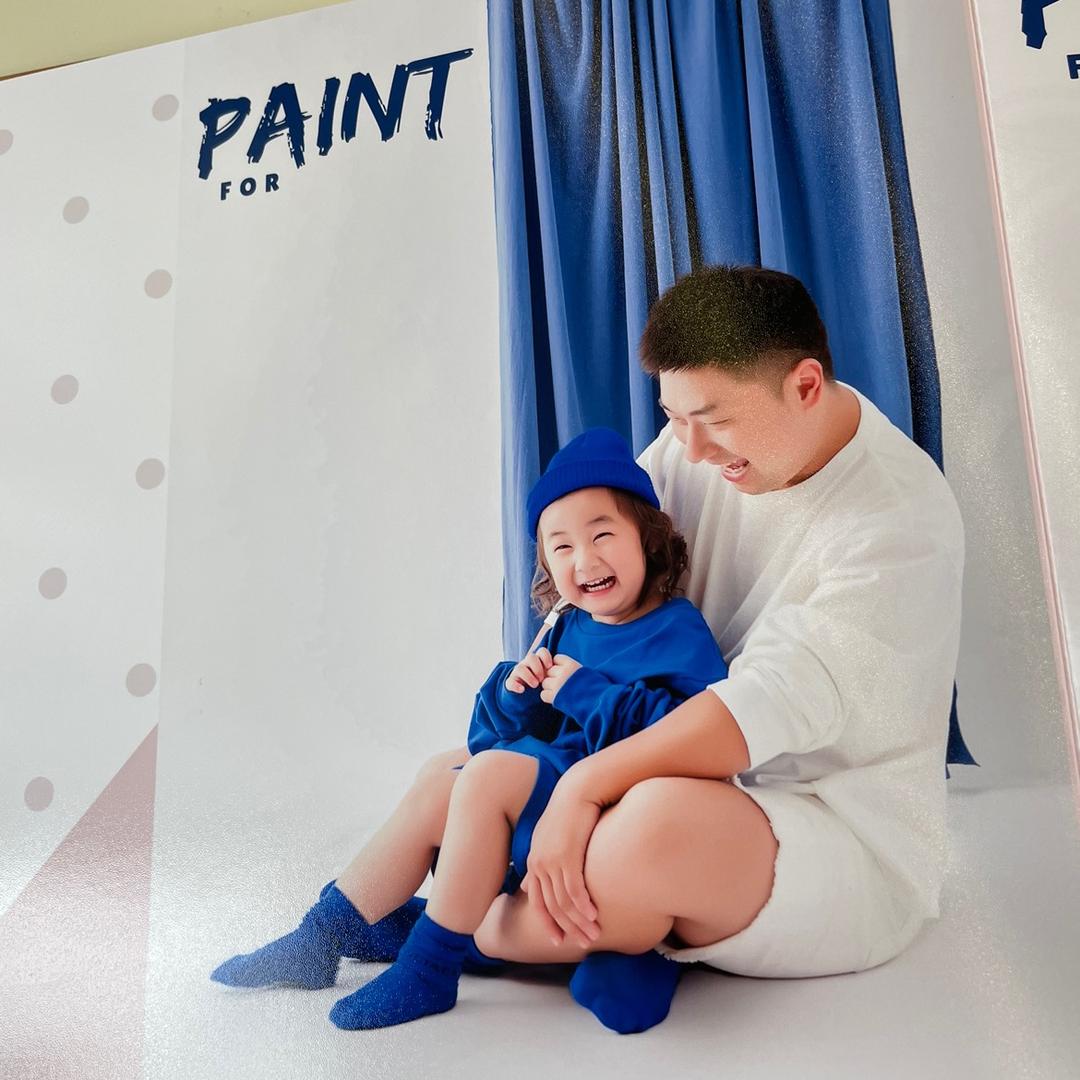 父女“装”