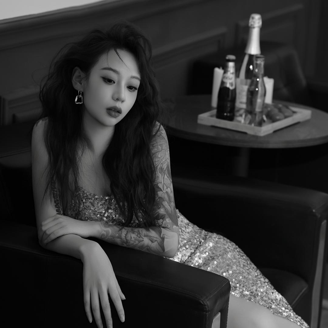 叼着棒棒糖去逛街