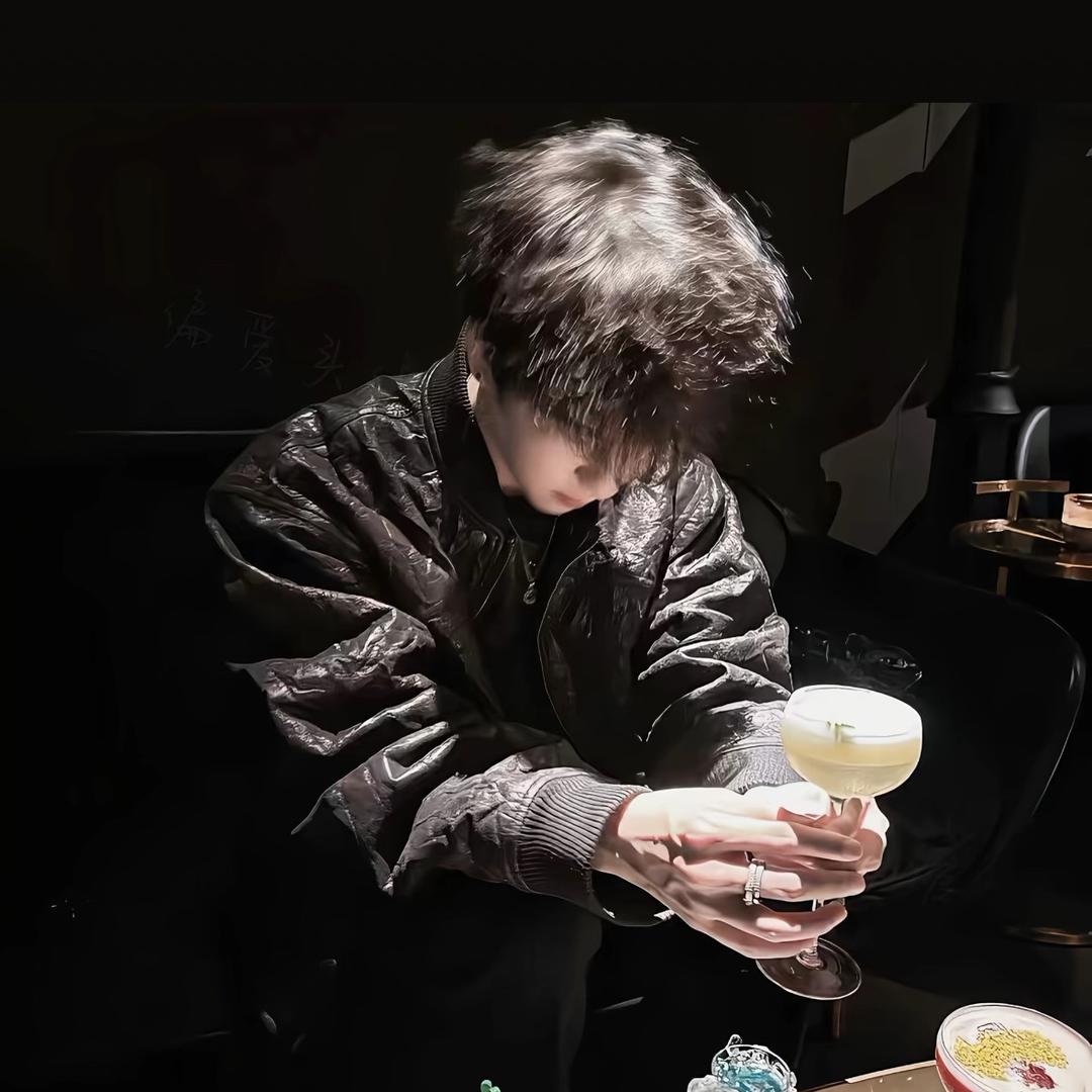 靠近一点说