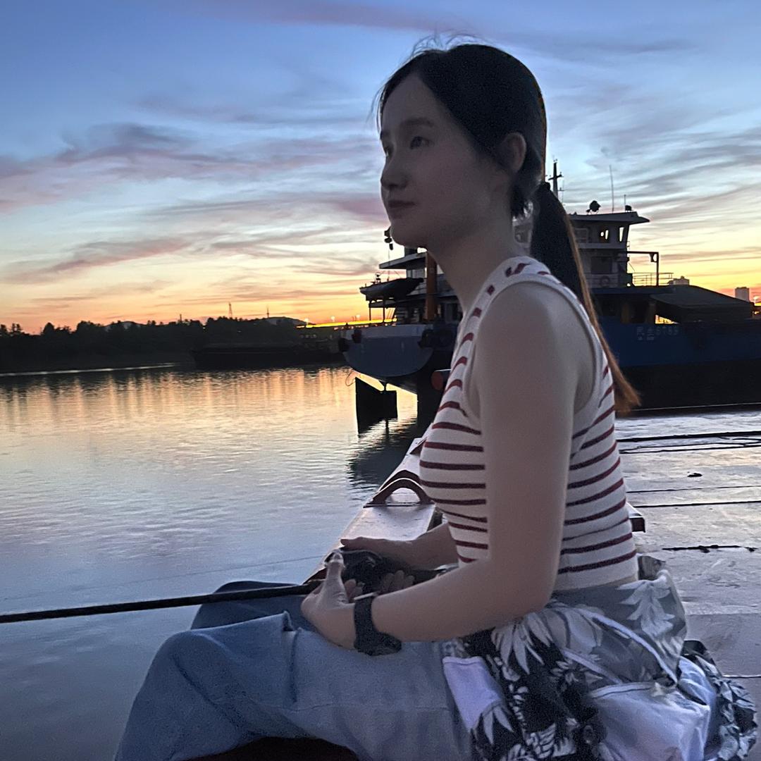 骑着摩托爱钓鱼的小洛