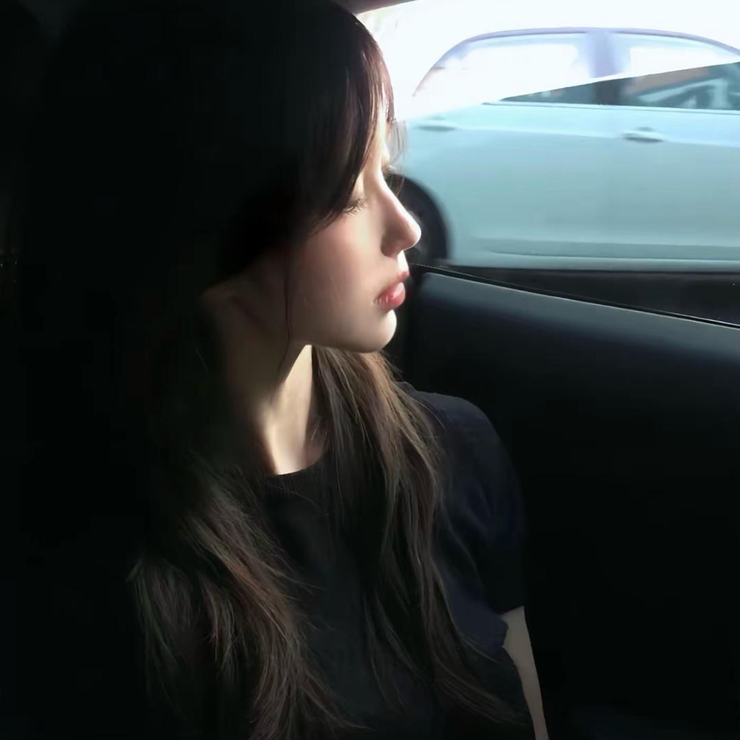 美女敬礼salute