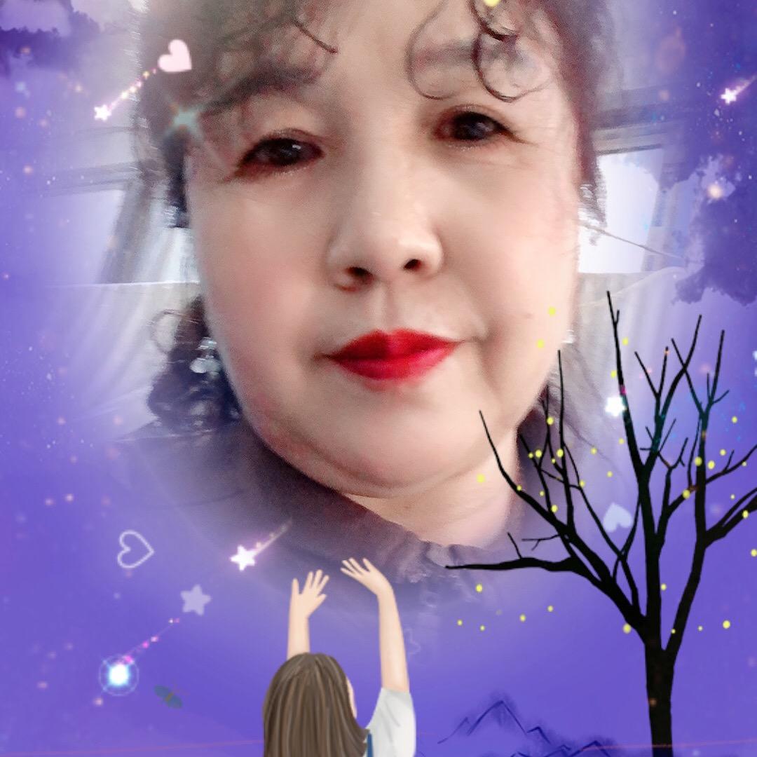 面带微笑的傻女人