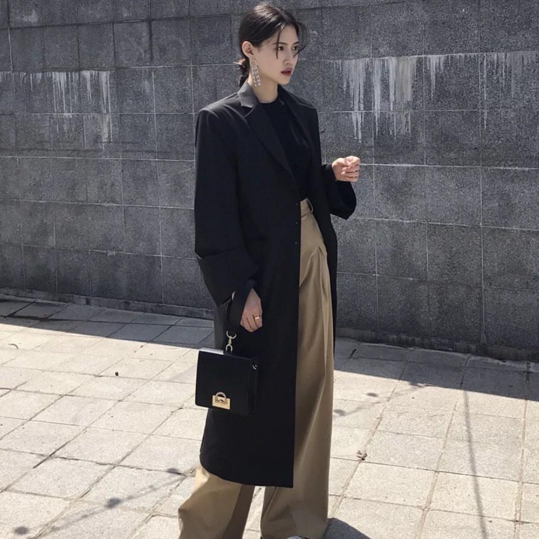 她总爱捂脸笑