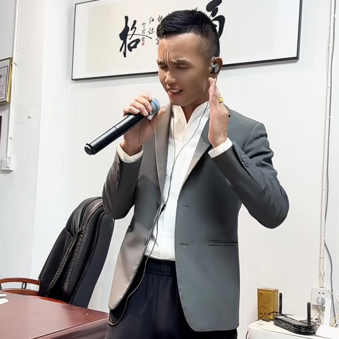 小胡总（爱赞吉服饰）