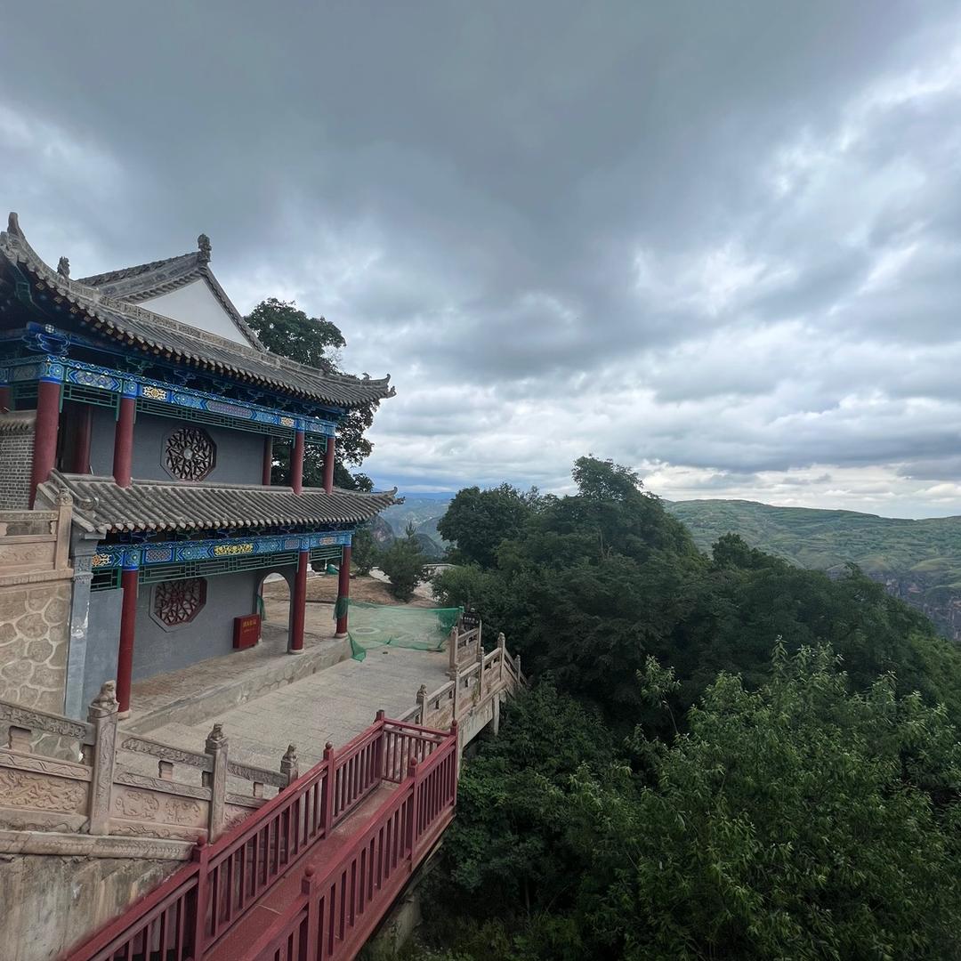 眼睛这么美真不该拿去流泪