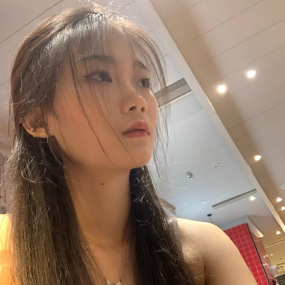 小何.
