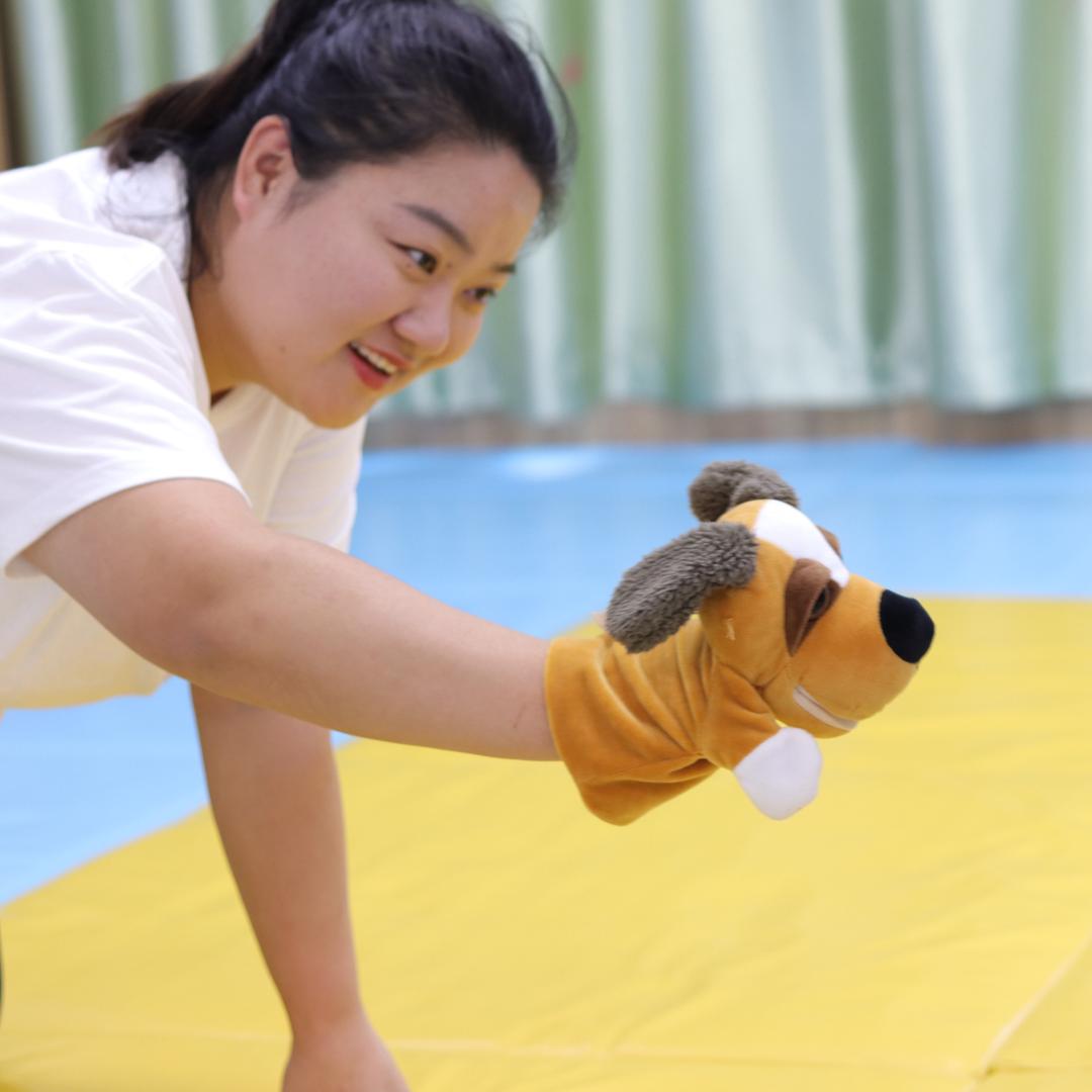 金州红黄蓝早教西西老师