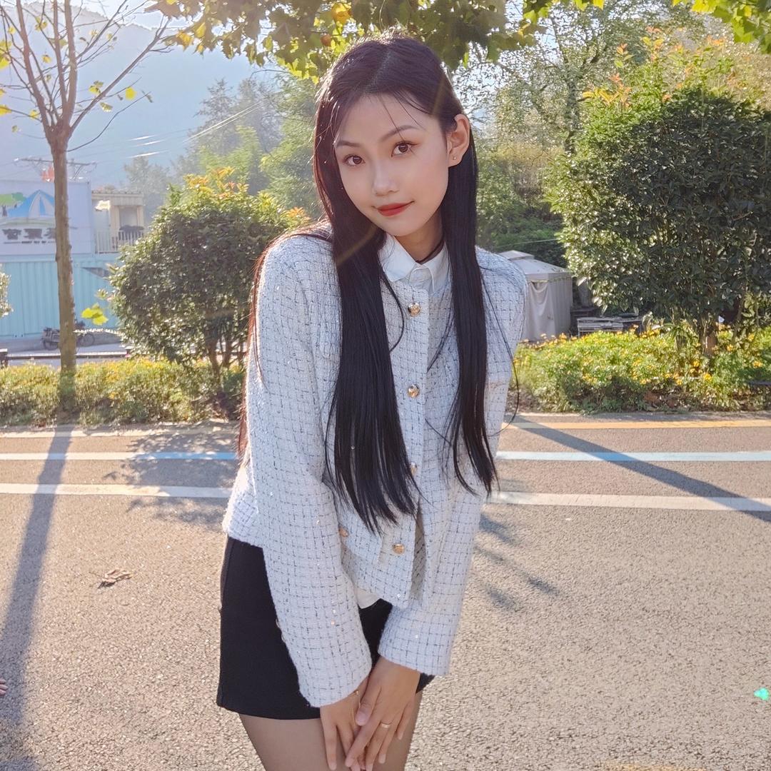 勒是雾都美女.