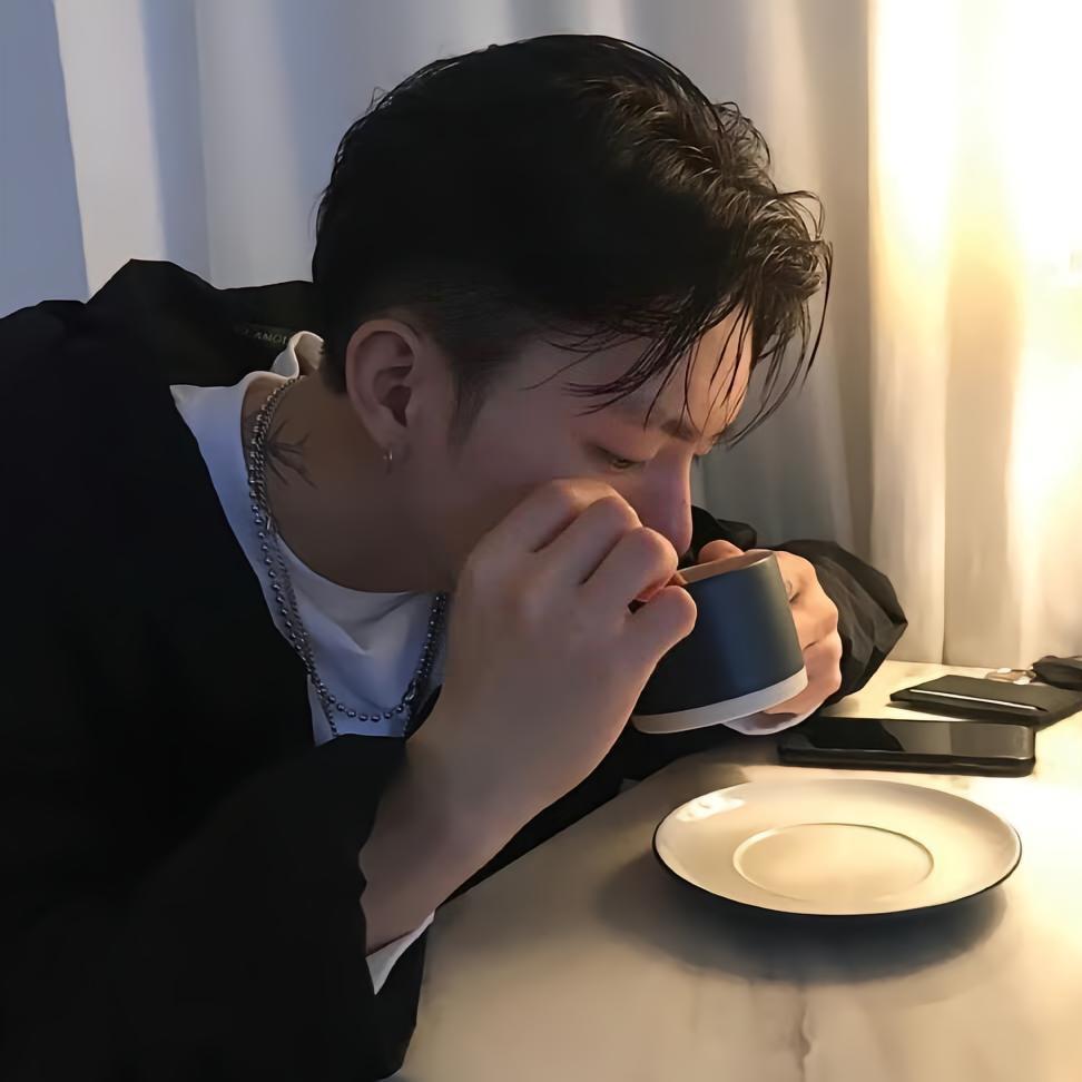 王维.
