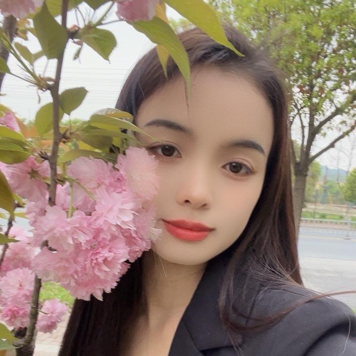 菲菲在踩缝纫机