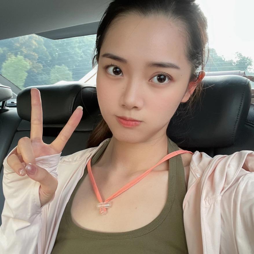 假笑女孩
