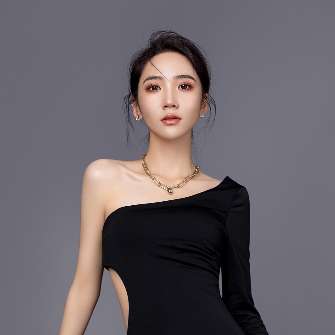 主持人李真