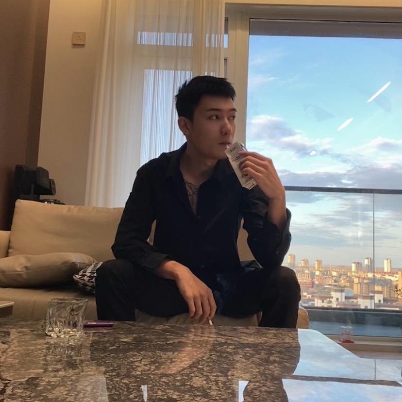 拔四颗智齿的男人