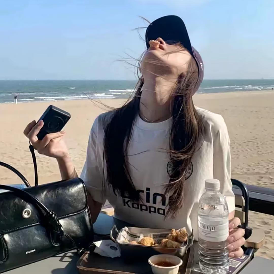 可恶的生菜别粘走我的沙拉酱.