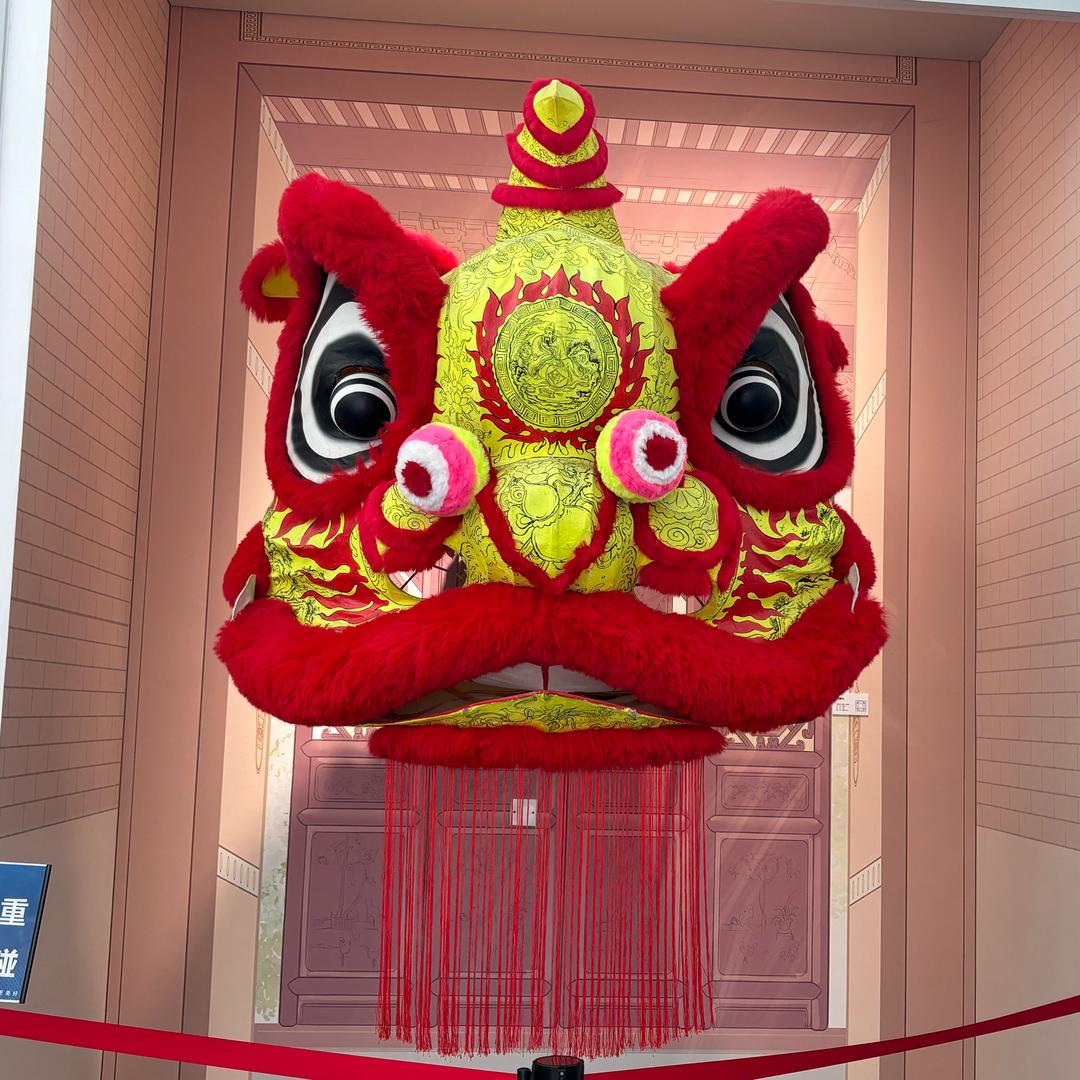 穿洞洞鞋的大哥