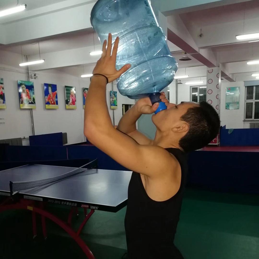 运动员挑战物流仓库