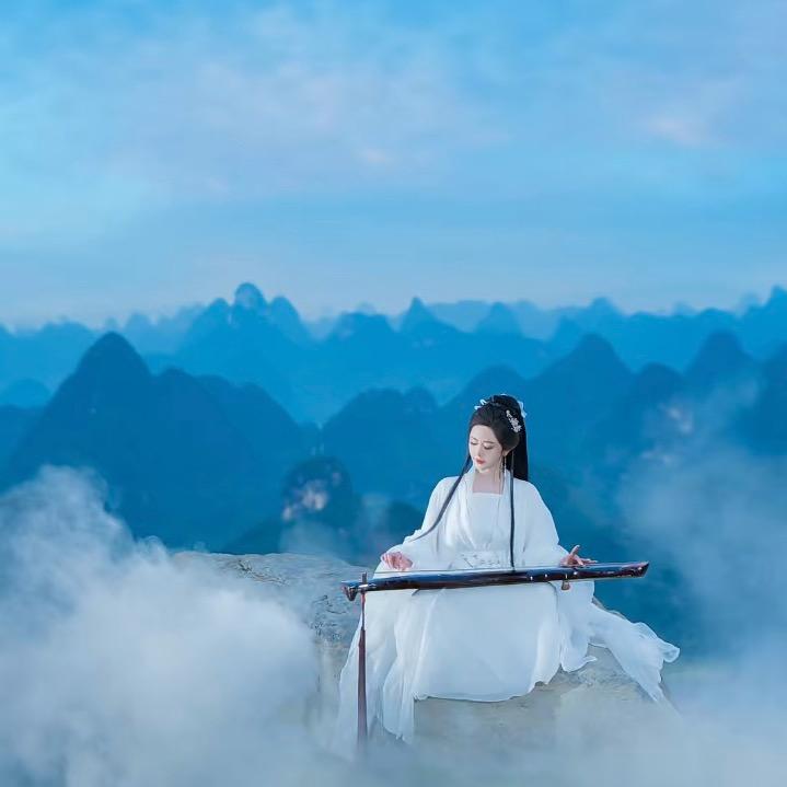 像猫的女人