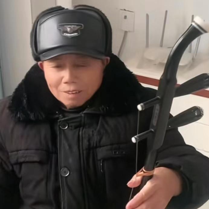 秋宝：二胡爱好者