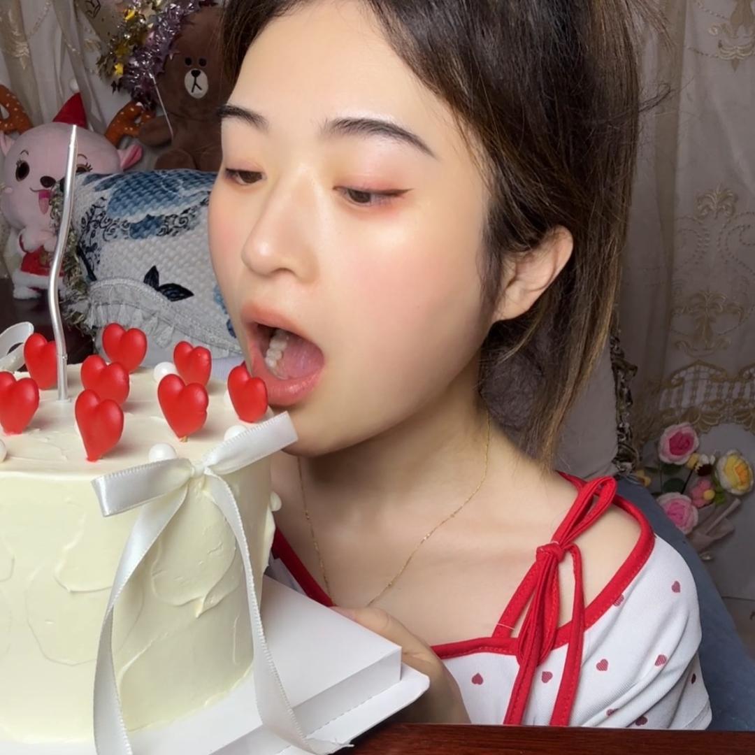 惠惠会吃🍰中午一点直播