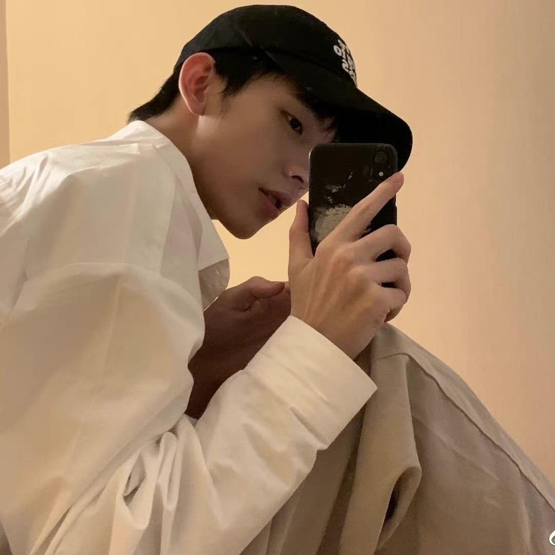 爱玩游戏的少年