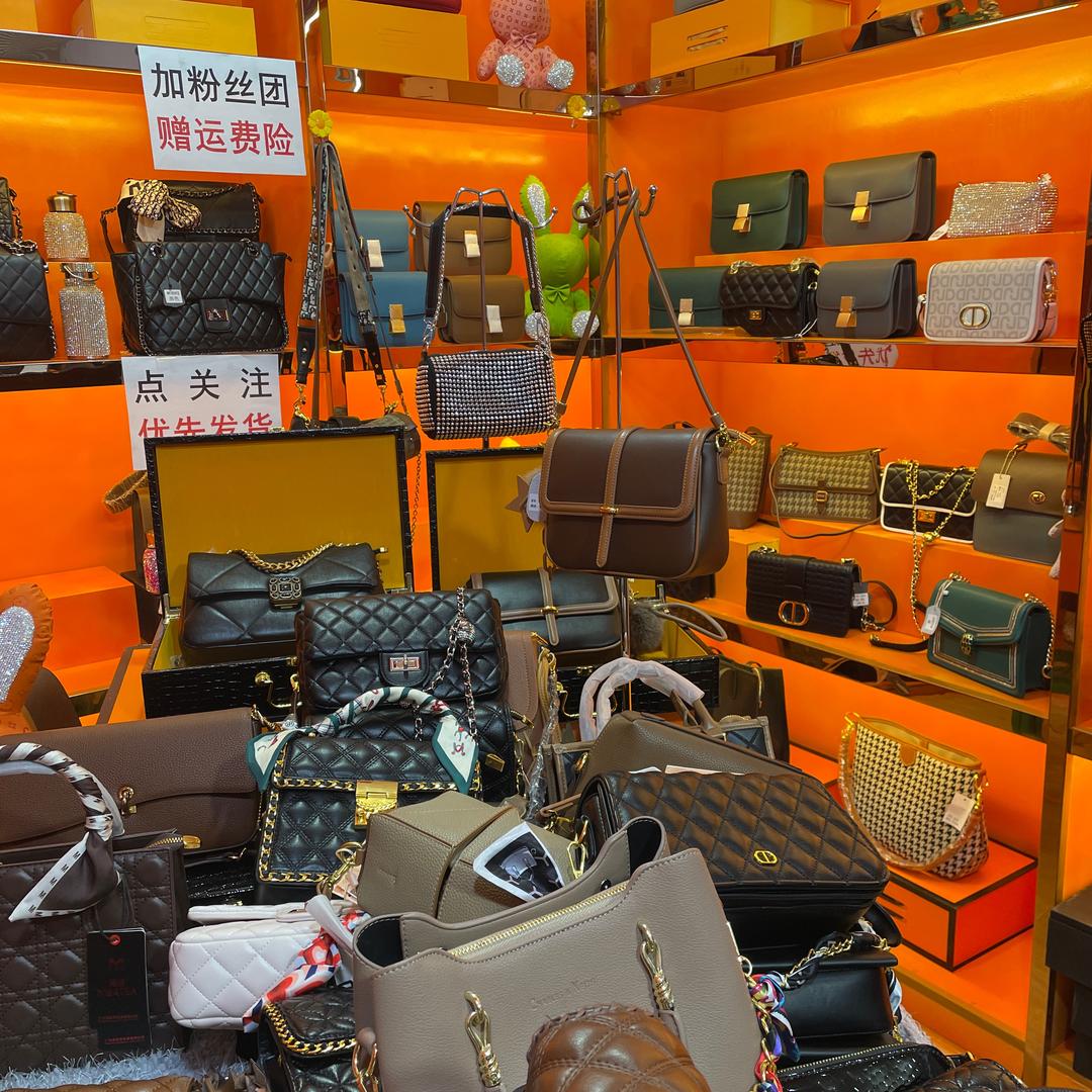 太原市迎泽区邱文箱包店的小店