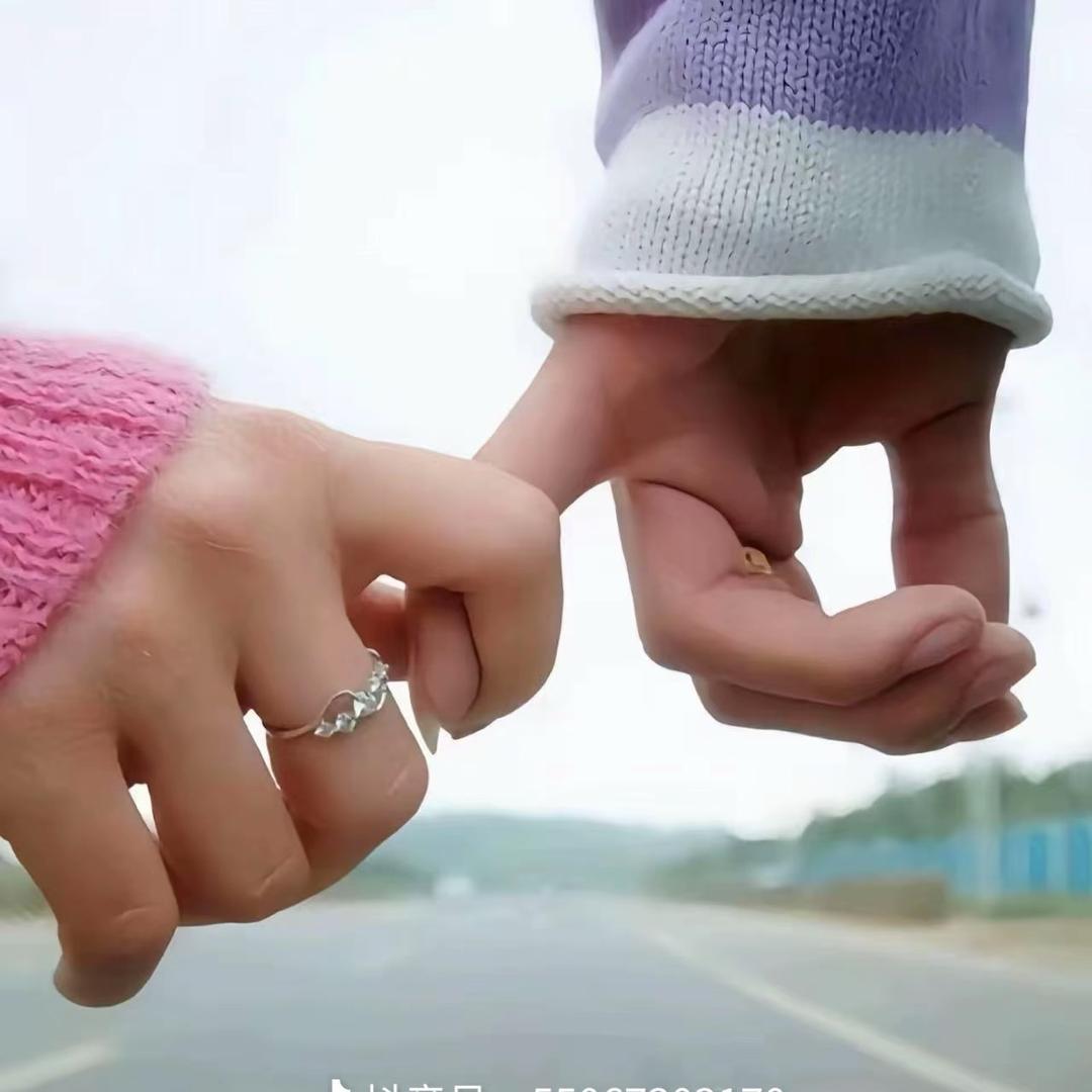 拉不出屎狂扇自己屁股发现越扇越爽