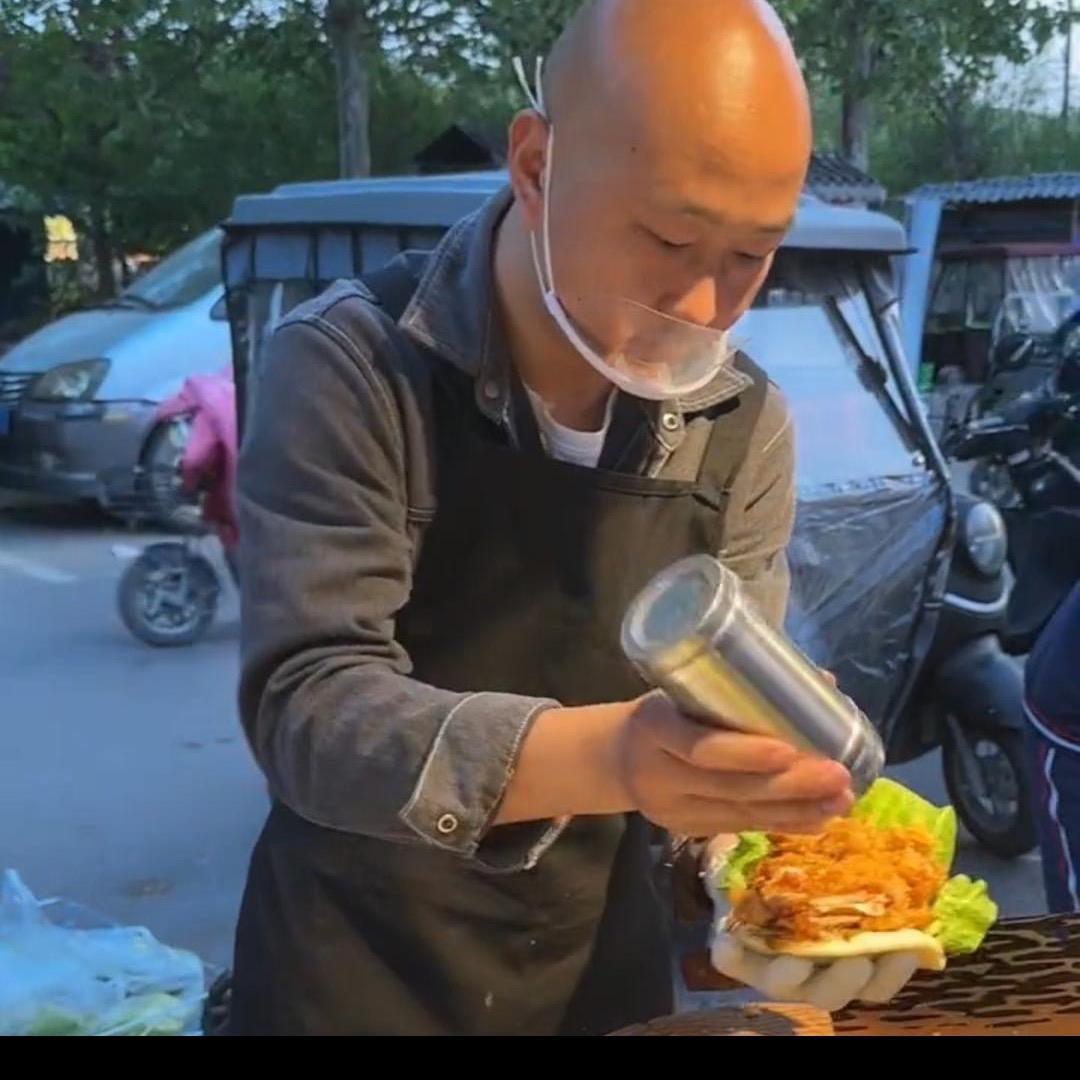 小飞在开封做炸鸡馍（炸鸡馍创始人）