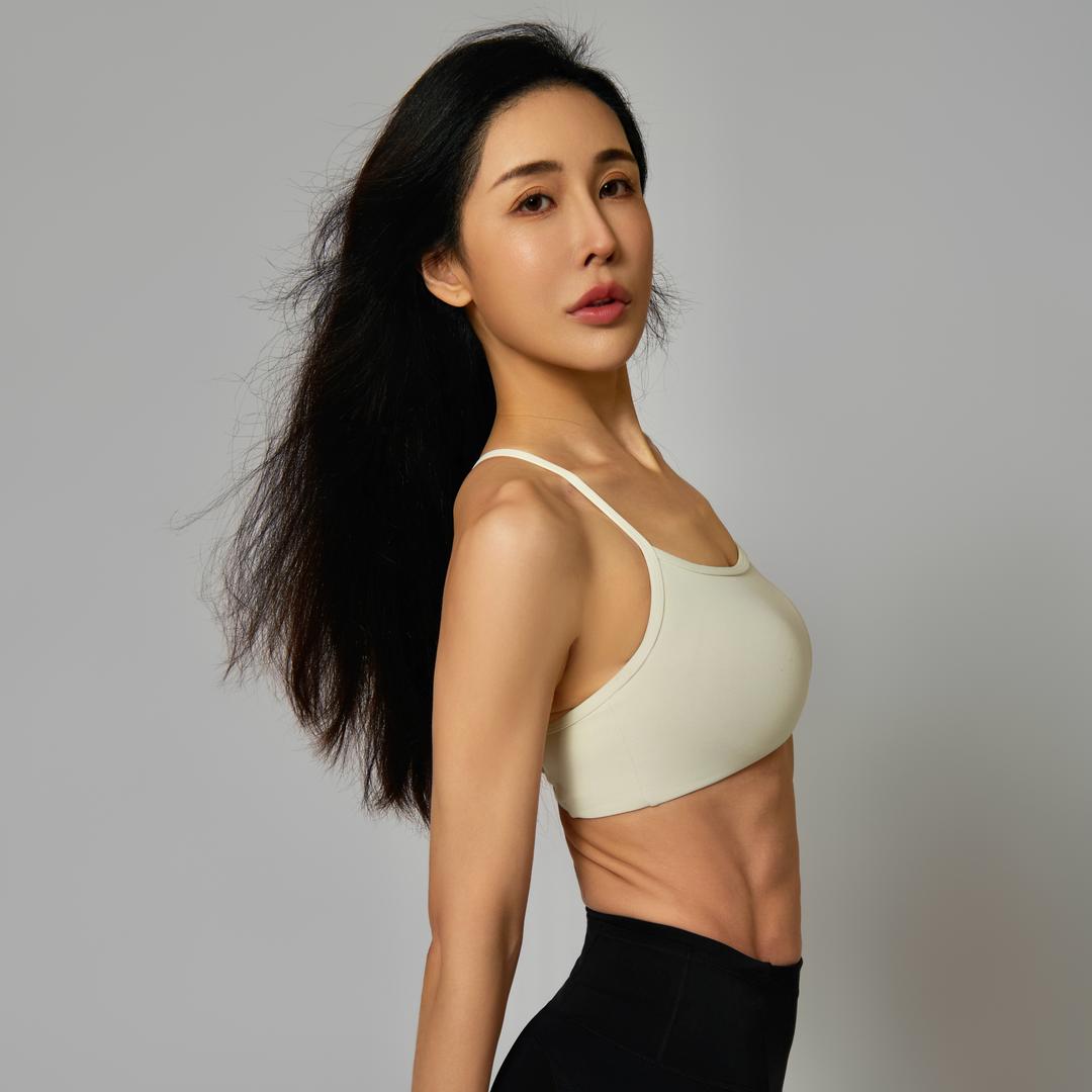 薄背女孩洛七七